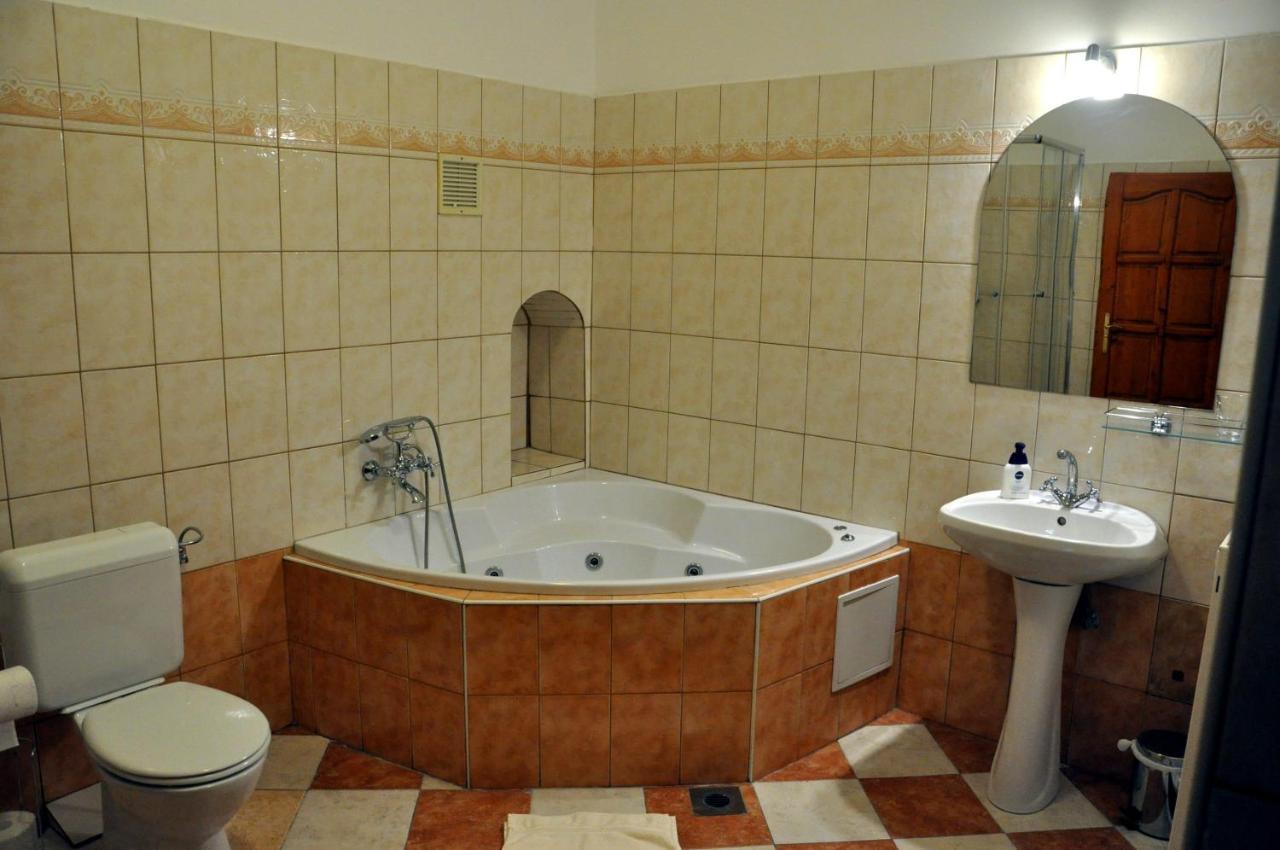Central Vendeghaz Székesfehérvár Buitenkant foto