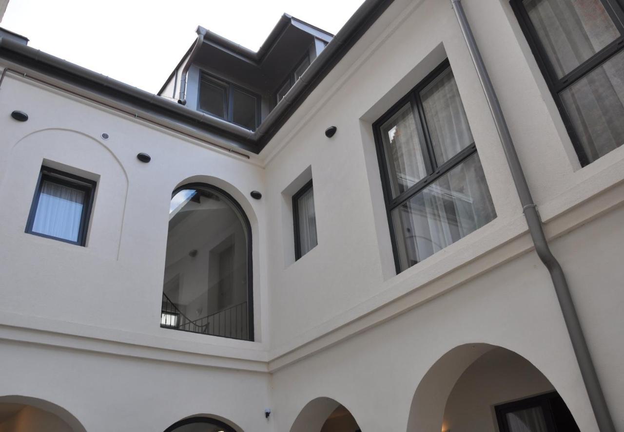 Central Vendeghaz Székesfehérvár Buitenkant foto