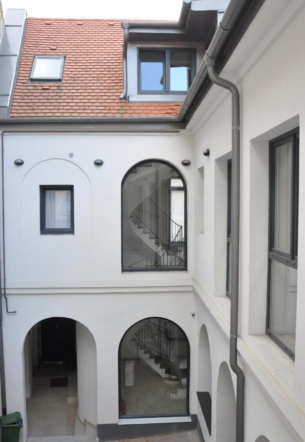 Central Vendeghaz Székesfehérvár Buitenkant foto